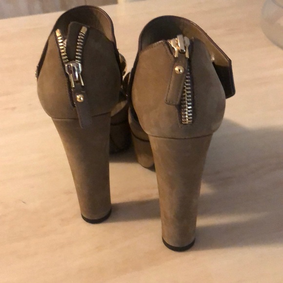 Pair of Louis Vuitton’s size 38 - Picture 3 of 6